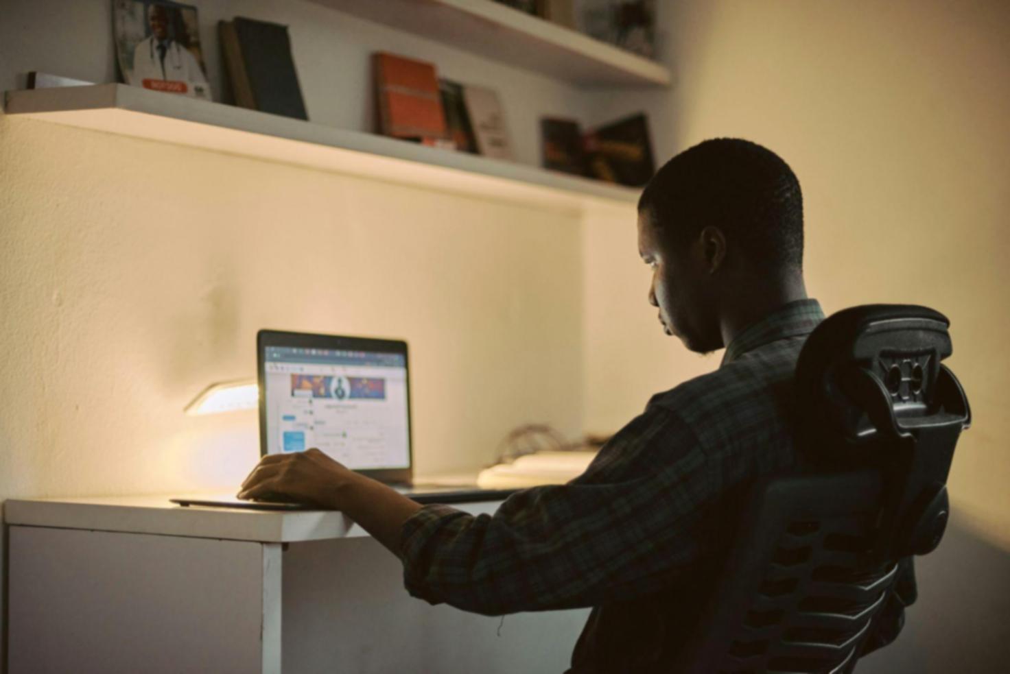 Teilnehmer arbeiten gemeinsam an Finanzanalysen in einer kollaborativen Online-Umgebung